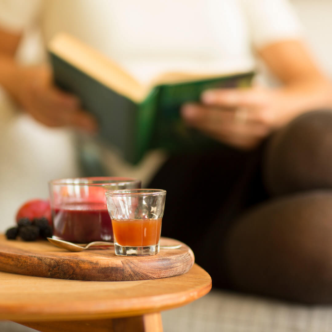 Frau mit Buch Smoothie Vita Biosa Beeren Kräuter Obst Glas Schüssel Früchte